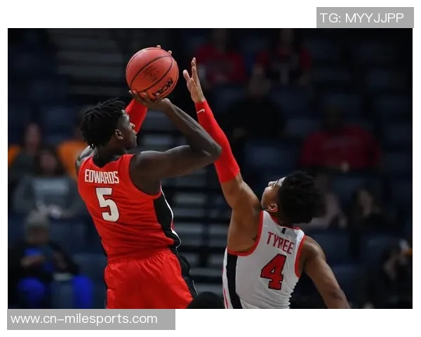 爱德华兹华丽突破拉杆换手上篮精彩得分引爆全场激情 爱德华兹华丽突破拉杆换手上篮精彩得分引爆全场激情