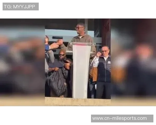 登贝莱荣归故里携金球奖与家乡人民共享荣耀时刻 登贝莱荣归故里携金球奖与家乡人民共享荣耀时刻