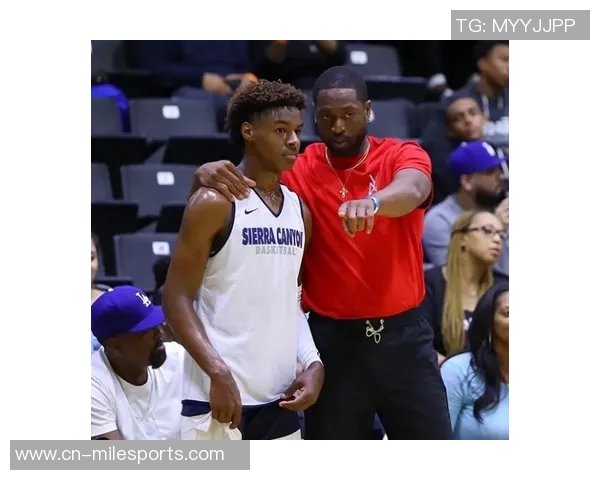 阿里纳斯谈布朗尼母亲与队友约会引发的调侃是否有更深层含义 阿里纳斯谈布朗尼母亲与队友约会引发的调侃是否有更深层含义