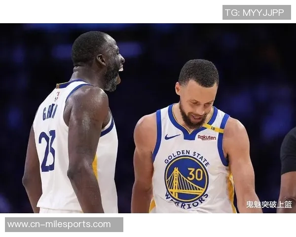 库里弧顶接球失去重心却依然精准命中布朗尼面前三分球