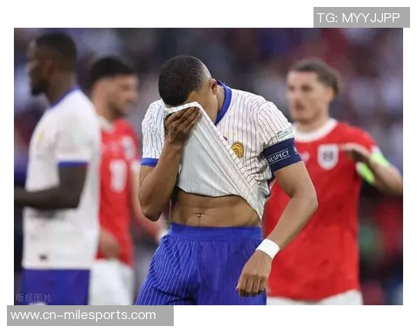 姆巴佩突入禁区遭对方侵犯却未获裁判判罚引发争议 姆巴佩突入禁区遭对方侵犯却未获裁判判罚引发争议