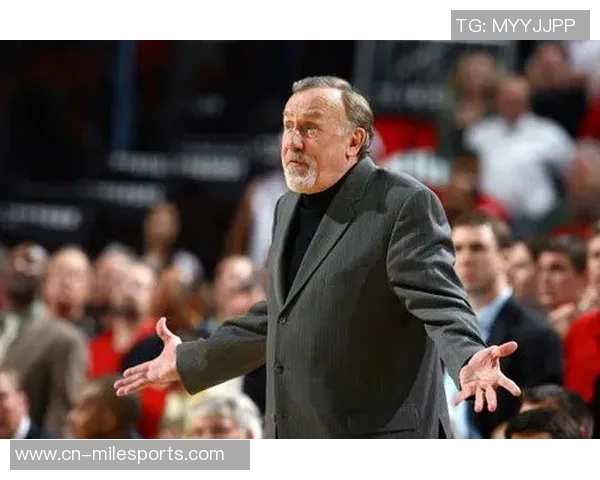 阿德尔曼强调球队中锋短缺需全力以赴不抱怨的决心与态度